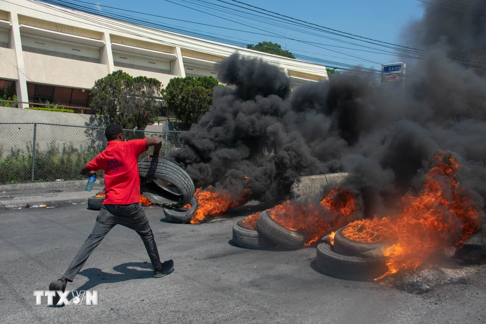 Người biểu tình gây bạo loạn trên đường phố tại Port-au-Prince, Haiti, ngày 12/3/2024. (Ảnh: AFP/TTXVN)