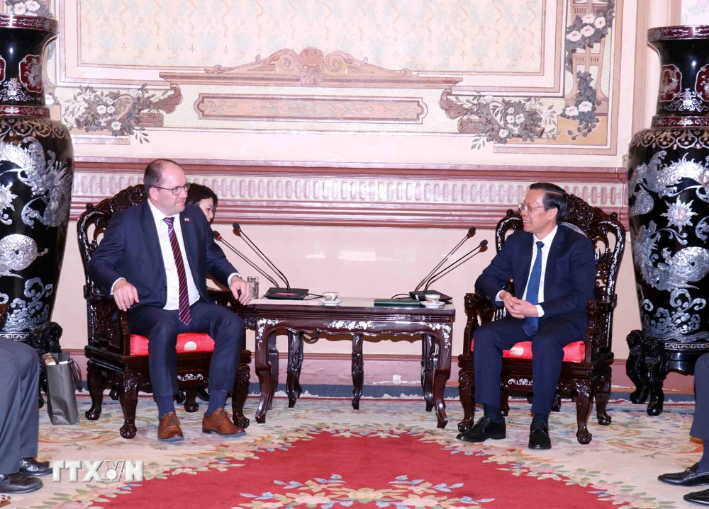 Ông Phan Văn Mãi (phải), Chủ tịch UBND Thành phố Hồ Chí Minh tiếp ông Marek Vyborny, Bộ trưởng Nông nghiệp Cộng hòa Séc. (Ảnh: Xuân Khu/TTXVN)