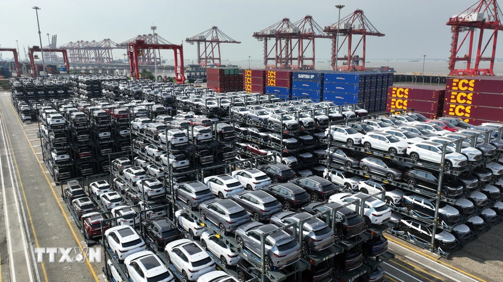 Xe ôtô chạy bằng năng lượng mới chờ xuất khẩu tại khu cảng ở thành phố Thái Thương thuộc Tô Châu, tỉnh Giang Tô (Trung Quốc). (Ảnh: THX/TTXVN)