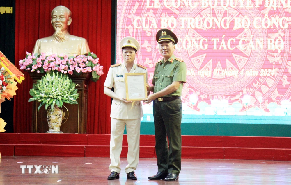 Thượng tướng Trần Quốc Tỏ, Thứ trưởng Bộ Công an trao quyết định bổ nhiệm Giám đốc Công an tỉnh Nam Định. (Ảnh: Thái Thuần/TTXVN)