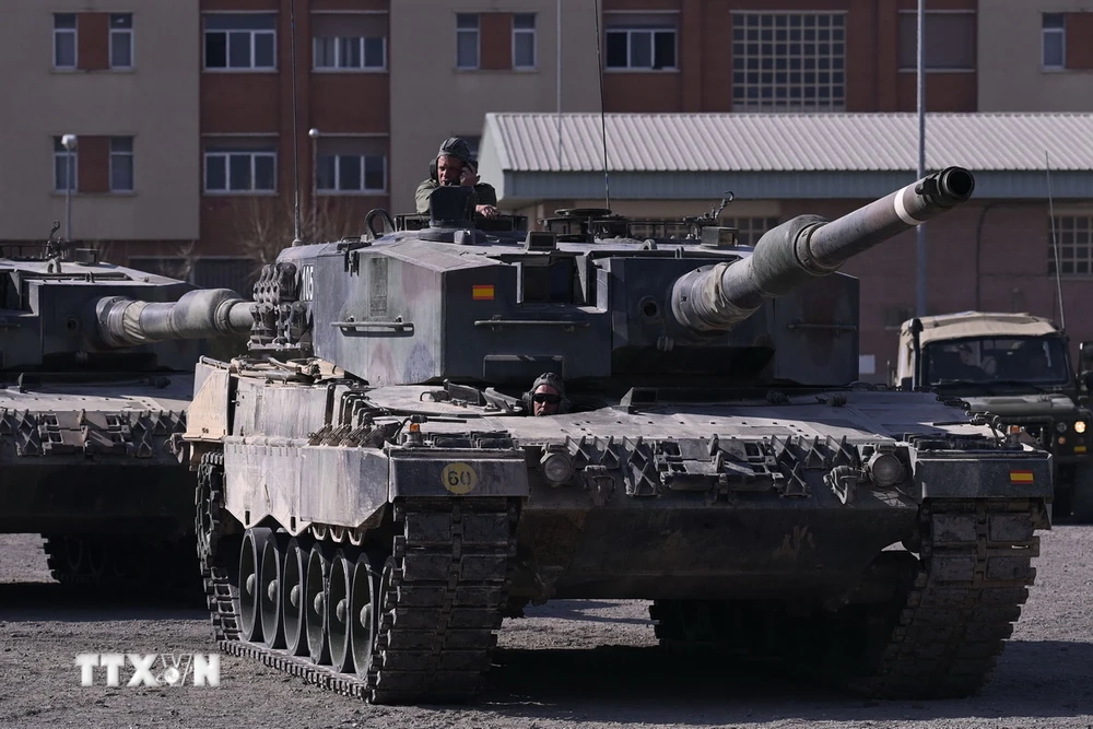 Binh sỹ Ukraine tham gia khóa huấn luyện trên xe tăng Leopard 2 tại Zaragoza, Tây Ban Nha, ngày 13/3/2023. (Ảnh: AFP/TTXVN)