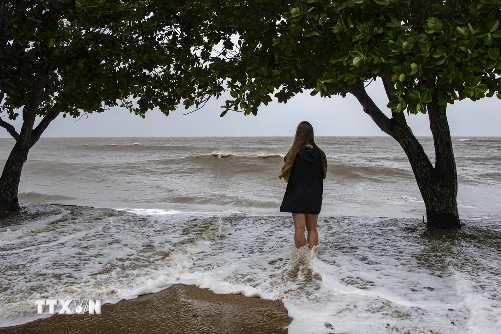 Sóng lớn do ảnh hưởng của bão Jasper tại bang Queensland, Australia ngày 13/12/2023. (Ảnh: AFP/TTXVN)