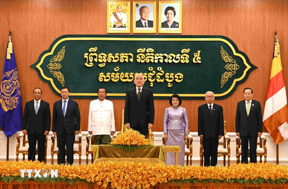 Quốc vương Campuchia Norodom Sihamoni (giữa) chủ trì phiên khai mạc kỳ họp đầu tiên Thượng viện Campuchia khóa 5. (Ảnh: AKP/TTXVN phát)