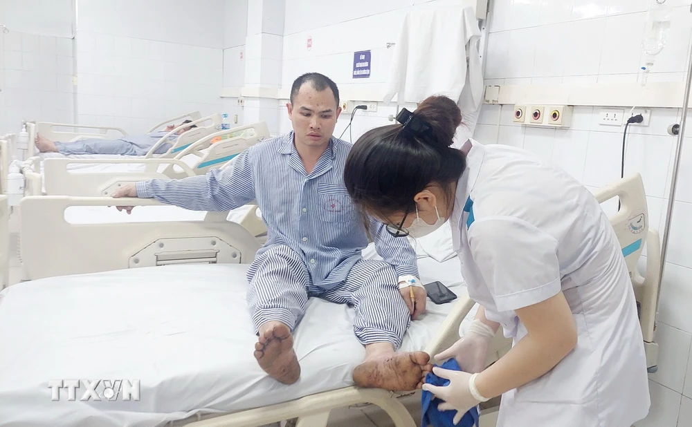 Công nhân bị thương được chăm sóc tại Bệnh viện Đa khoa tỉnh Quảng Ninh. (Ảnh: Thanh Vân/TTXVN)