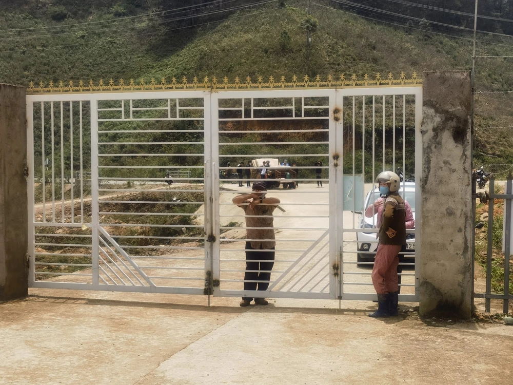Người dân phải chờ đợi bảo vệ cửa hầm xả nước thủy điện để được cho phép ra vào. (Nguồn: Báo Lâm Đồng)