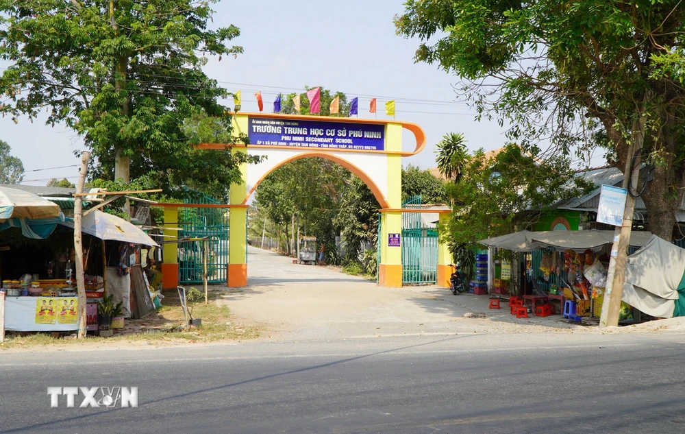 Trước cổng Trường THCS Phú Ninh (xã Phú Ninh, huyện Tam Nông, tỉnh Đồng Tháp) có nhiều tiệm tạp hóa. (Ảnh: Nhựt An/TTXVN)