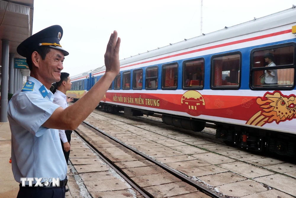 Chuyến tàu "Kết nối di sản miền Trung" di chuyển từ Ga Huế vào Ga Đà Nẵng. (Ảnh: Đỗ Trưởng/TTXVN)