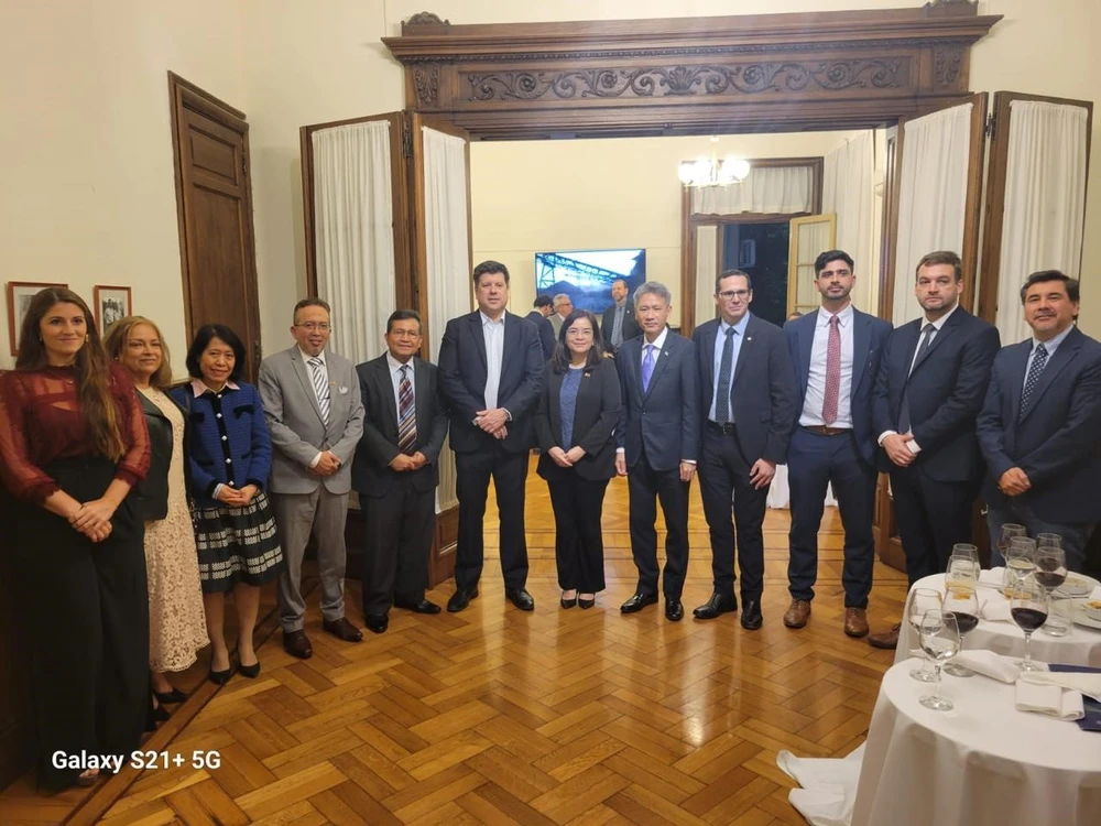 Đại sứ Việt Nam tại Argentina, Ngô Minh Nguyệt, cùng các đại biểu tại buổi làm việc với Bộ trưởng Công Thương Paraguay, Javier Gimenez. (Ảnh: Đại sứ quán Việt Nam tại Argentina)