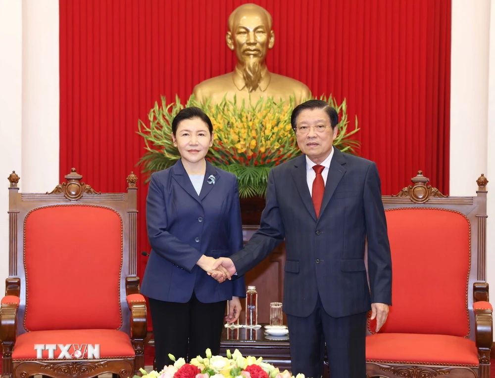 Trưởng Ban Nội chính Trung ương Phan Đình Trạc tiếp Bộ trưởng Tư pháp Trung Quốc Hạ Vinh đang thăm và làm việc tại Việt Nam. (Ảnh: Phương Hoa/TTXVN)