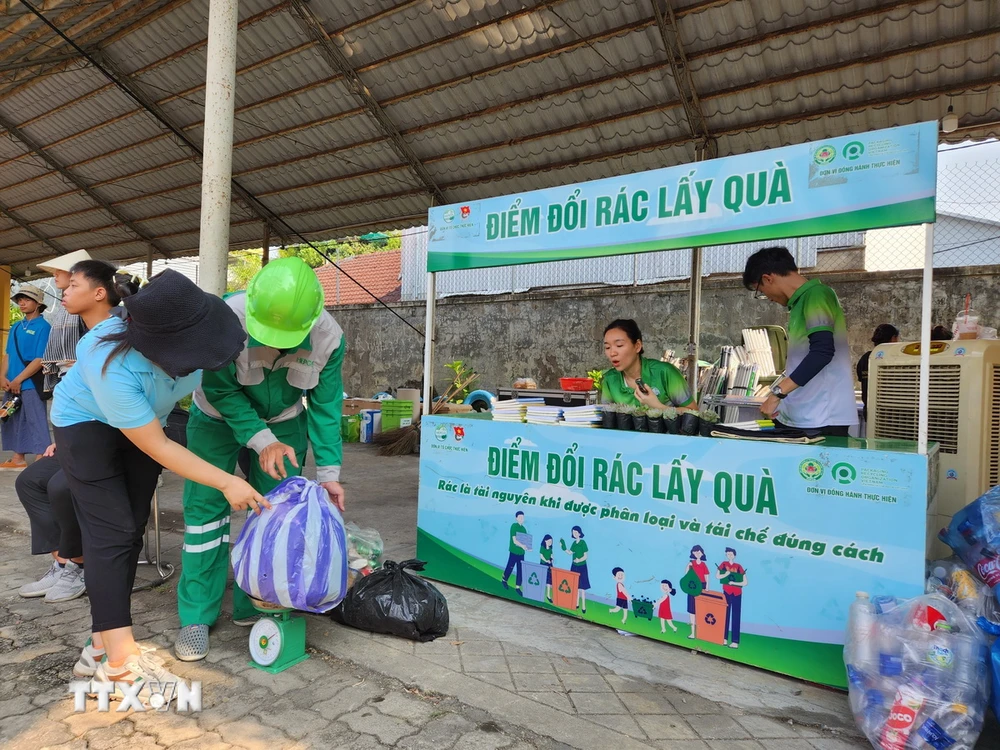 Người dân Huế đưa rác đến đổi quà tại Ngày hội giảm nhựa tại Thừa Thiên-Huế năm 2024. (Ảnh: Mai Trang/TTXVN)