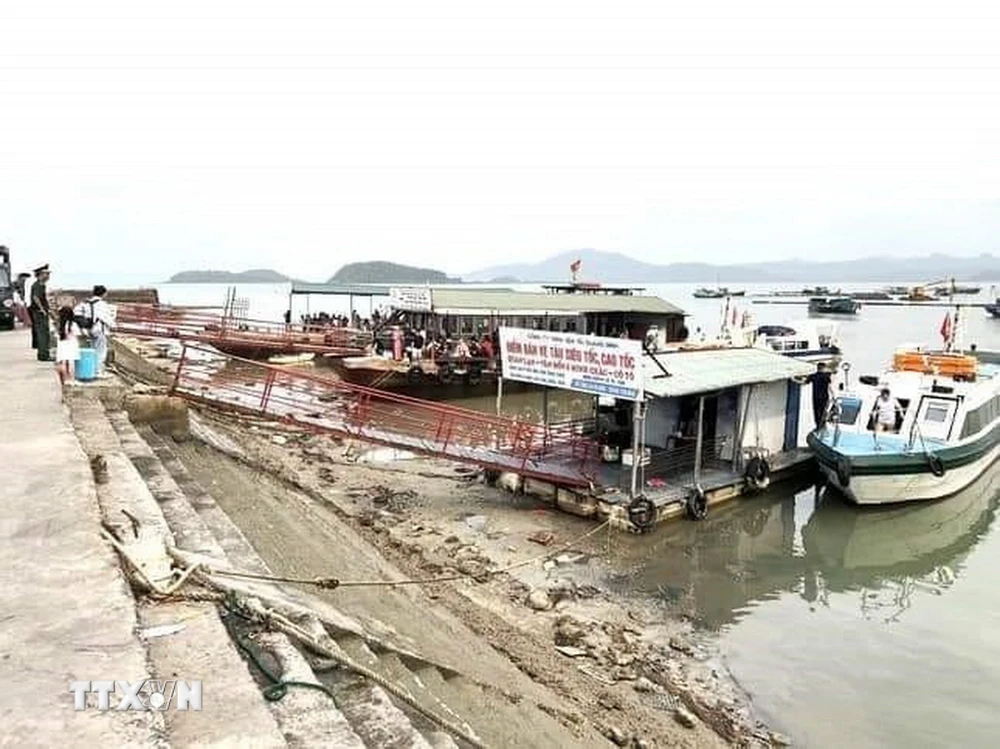 Cảng tàu Quan Lạn (huyện Vân Đồn, Quảng Ninh) thường bị triều kiệt, các tàu lớn khó cập cảng đón trả khách. (Ảnh: TTXVN phát)