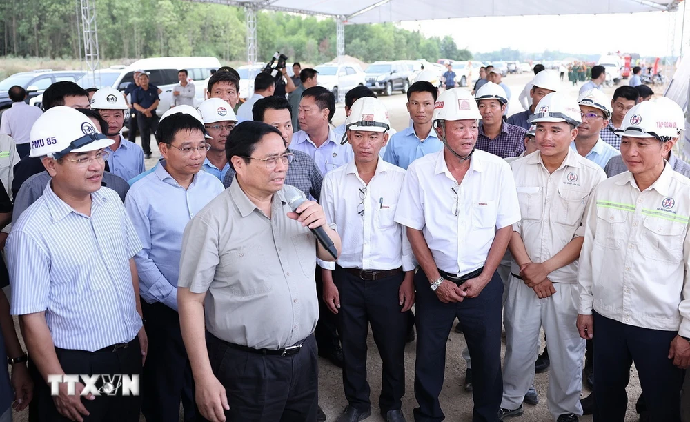 Thủ tướng Phạm Minh Chính động viên, giao nhiệm vụ cho các đơn vị thi công dự án cao tốc Hoài Nhơn- Quy Nhơn đoạn qua tỉnh Bình Định. (Ảnh: Dương Giang/TTXVN)