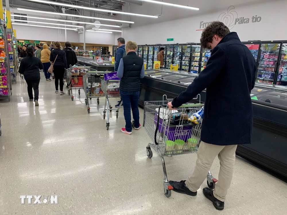 Người dân mua sắm tại siêu thị ở Wellington, New Zealand. (Ảnh: AFP/TTXVN)