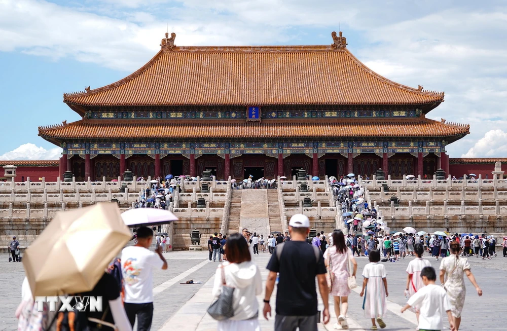 Khách du lịch thăm quan Tử Cấm Thành ở Bắc Kinh, Trung Quốc. (Ảnh: THX/TTXVN)