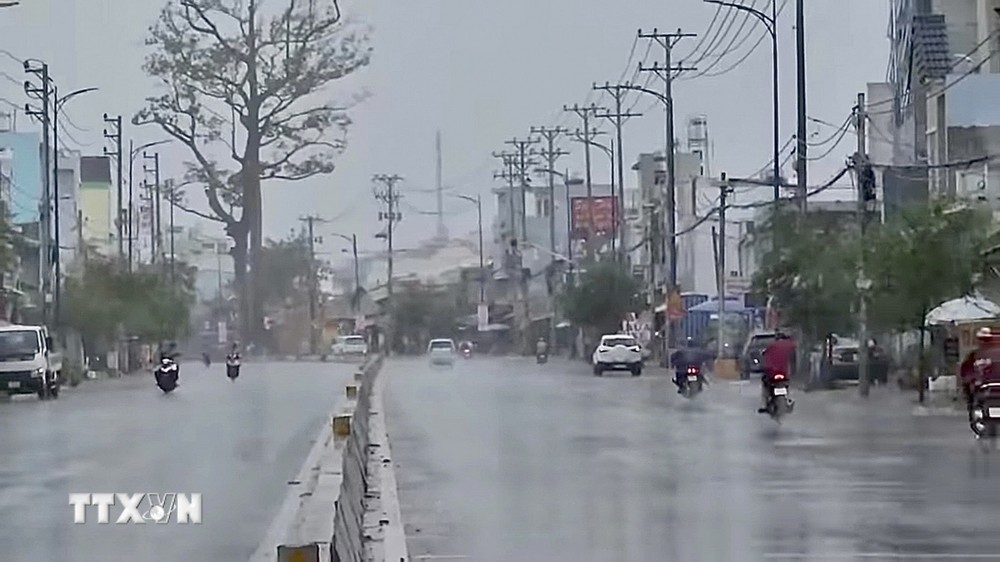 Mưa trắng xóa khu vực huyện Hóc Môn, Thành phố Hồ Chí Minh. (Ảnh: TTXVN phát)