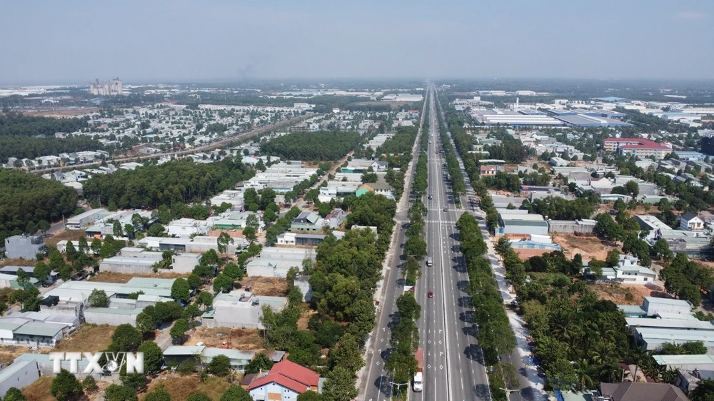 Đường Mỹ Phước-Tân Vạn dài 62km với 10 làn xe kết nối các khu công nghiệp tại Bình Dương. (Ảnh: TTXVN phát)