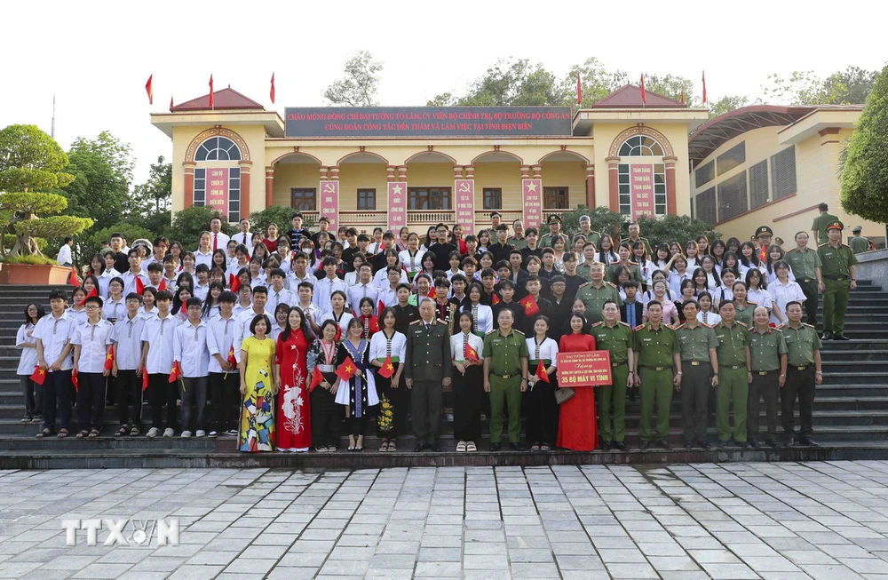 Đại tướng Tô Lâm với giáo viên, học sinh tỉnh Điện Biên và lãnh đạo Công an tỉnh. (Ảnh: Xuân Tư/TTXVN)