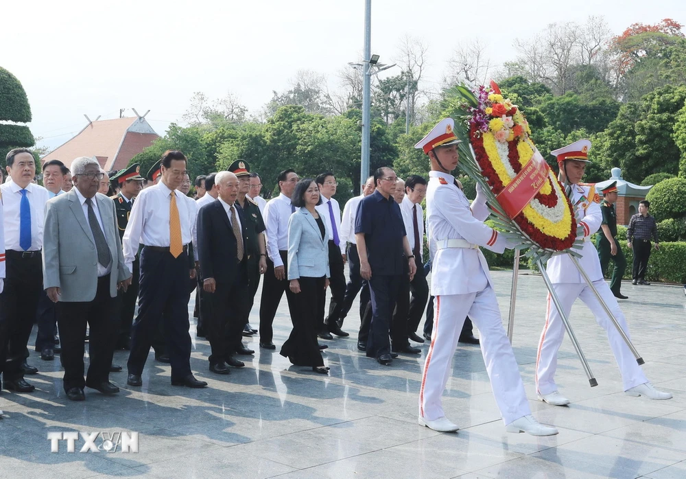 Đoàn đại biểu lãnh đạo, nguyên lãnh đạo Đảng, Nhà nước, Mặt trận Tổ quốc Việt Nam đến dâng hương, dâng hoa tưởng nhớ, tri ân các Anh hùng Liệt sỹ tại Nghĩa trang Liệt sỹ quốc gia A1. (Ảnh: Lâm Khánh/TTXVN)