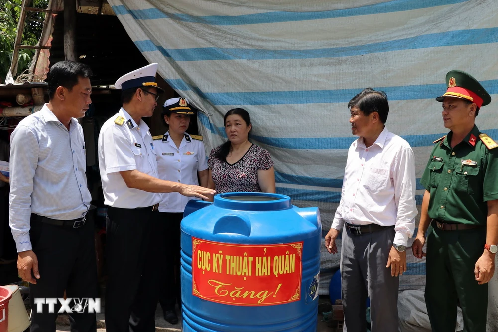 Trao tặng bồn chứa nước cho người dân bị ảnh hưởng hạn mặn tại xã Thiện Mỹ, huyện Trà Ôn, tỉnh Vĩnh Long. (Ảnh: Phạm Minh Tuấn/TTXVN)