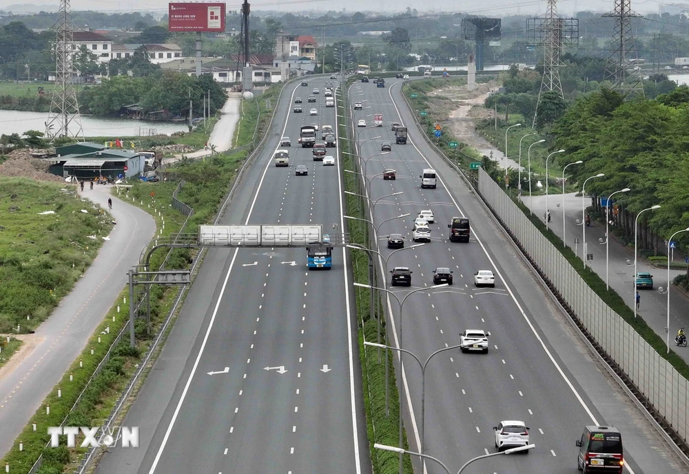 Cao tốc Pháp Vân-Cầu Giẽ hướng vào trung tâm Thủ đô, các phương tiện di chuyển thuận lợi trong chiều 1/5. (Ảnh: Phạm Kiên/TTXVN)