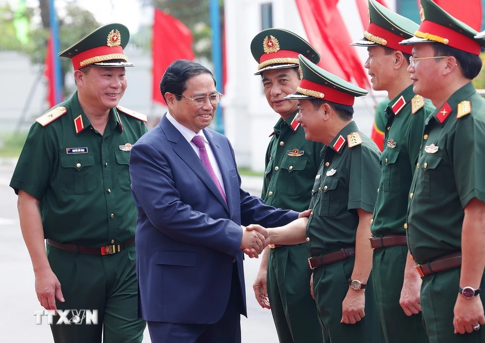 Thủ tướng Phạm Minh Chính với cán bộ, chỉ huy, chiến sỹ Binh đoàn 12 (Bộ Quốc phòng). (Ảnh: Dương Giang/TTXVN)