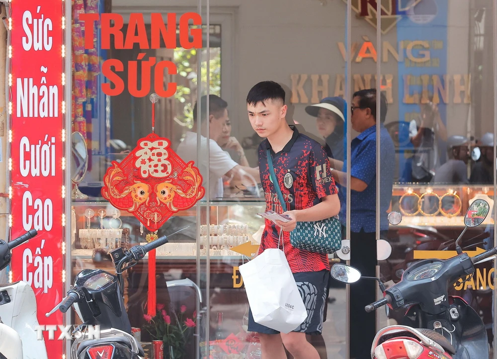 Người dân mua bán vàng trên phố Trần Nhân Tông trưa 10/5. (Ảnh: Hoàng Hiếu/TTXVN)
