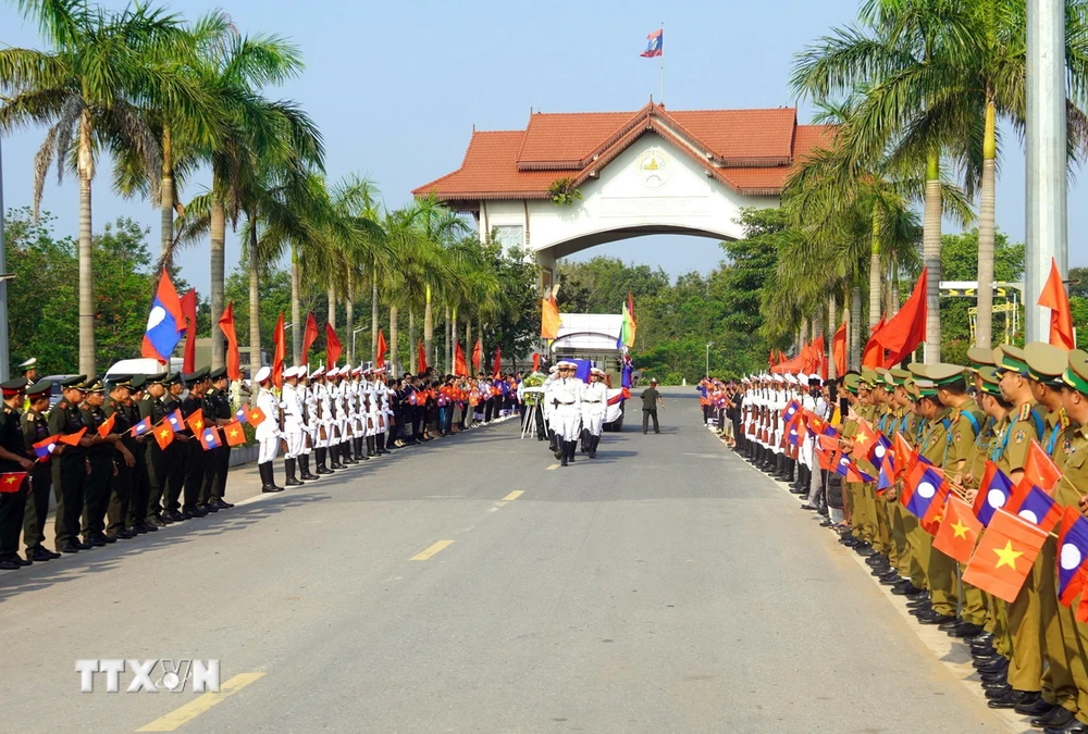 Một buổi lễ đón nhận hài cốt liệt sỹ hy sinh tại nước bạn Lào trở về Việt Nam. (Ảnh: TTXVN phát)