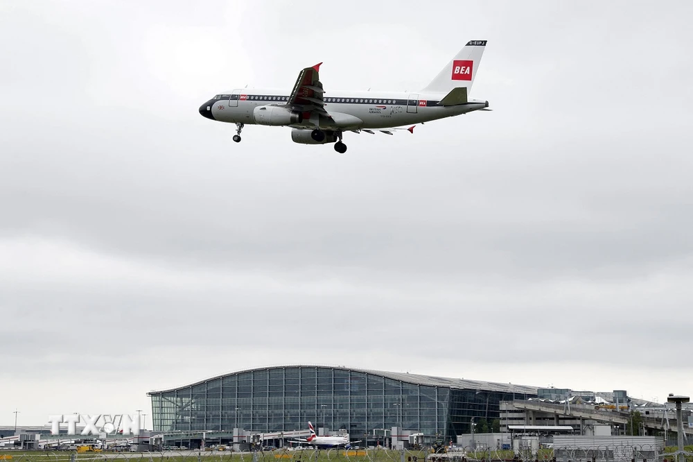 Máy bay của Hãng hàng không British Airways chuẩn bị hạ cánh xuống sân bay Heathrow ở London, Anh. (Ảnh: AFP/TTXVN)