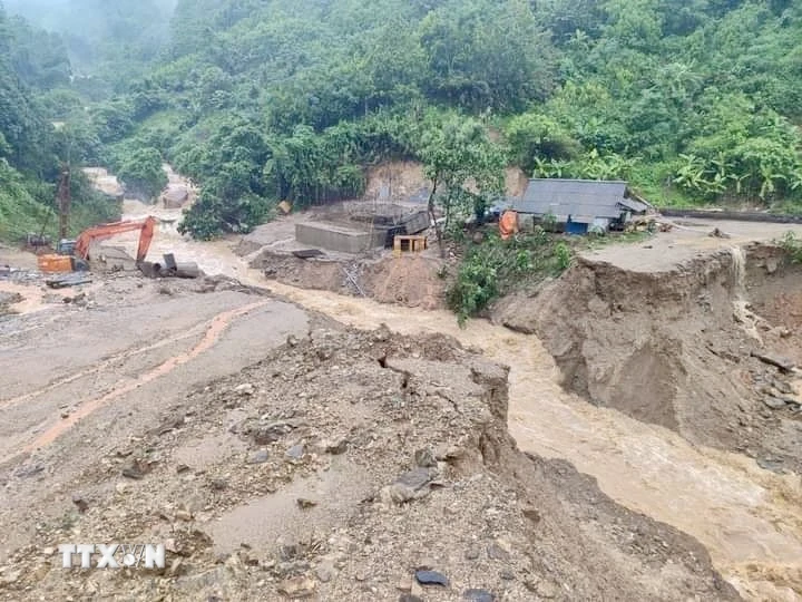Mưa lớn gây nước cuốn trôi cống đang thi công tại tỉnh lộ 175, đoạn từ Mỏ Vàng đi An Lương, huyện Văn Yên. (Ảnh: TTXVN phát)