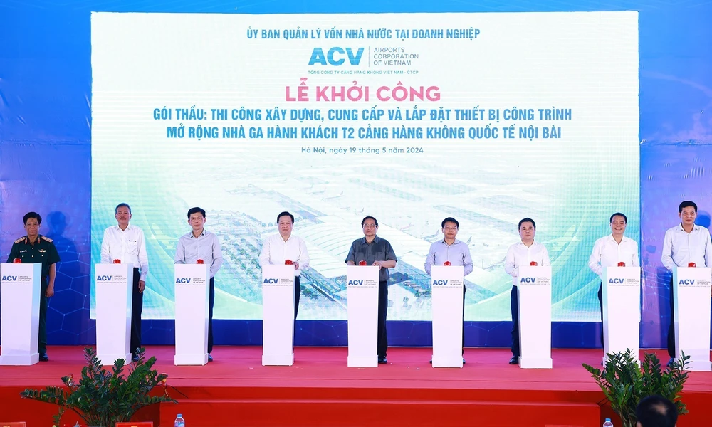 Thủ tướng Phạm Minh Chính và các đại biểu thực hiện nghi thức khởi công Dự án mở rộng nhà ga hành khách T2, Cảng Hàng không quốc tế Nội Bài. (Ảnh: Dương Giang/TTXVN)