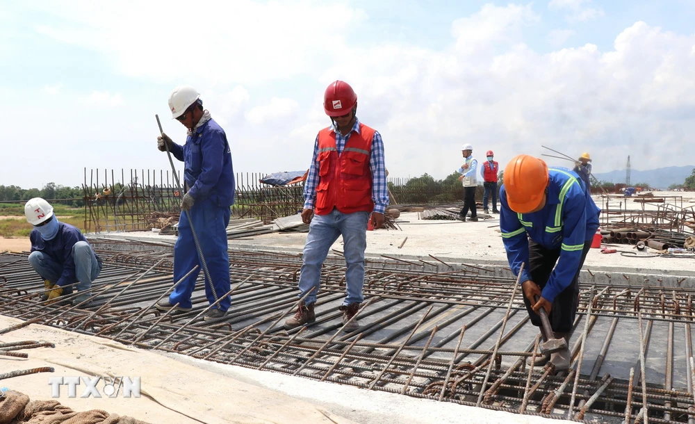 Cán bộ an toàn lao động giám sát tại công trường thi công cầu Đà Rằng thuộc Dự án đường bộ cao tốc Bắc - Nam đoạn qua địa bàn tỉnh Phú Yên. (Ảnh: Tường Quân/TTXVN)