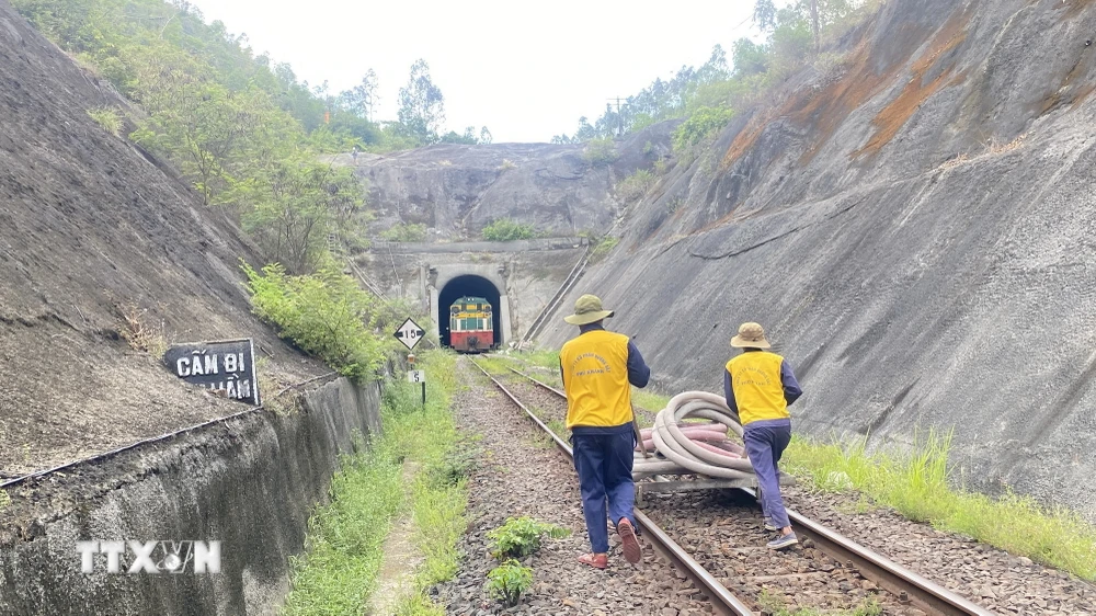 Công nhân đưa vật liệu vào hầm đường sắt Chí Thạnh để khắc phục sự số sạt lở. (Ảnh: Tường Quân/TTXVN)