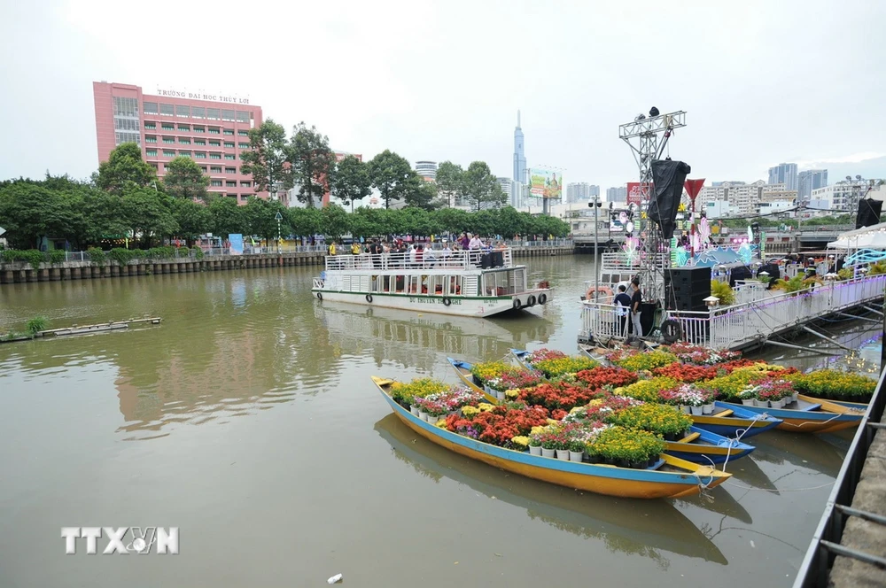 Không gian "Trên bến dưới thuyền" Quận 1 trong Lễ hội sông nước năm 2023. (Ảnh: Thu Hương/TTXVN)