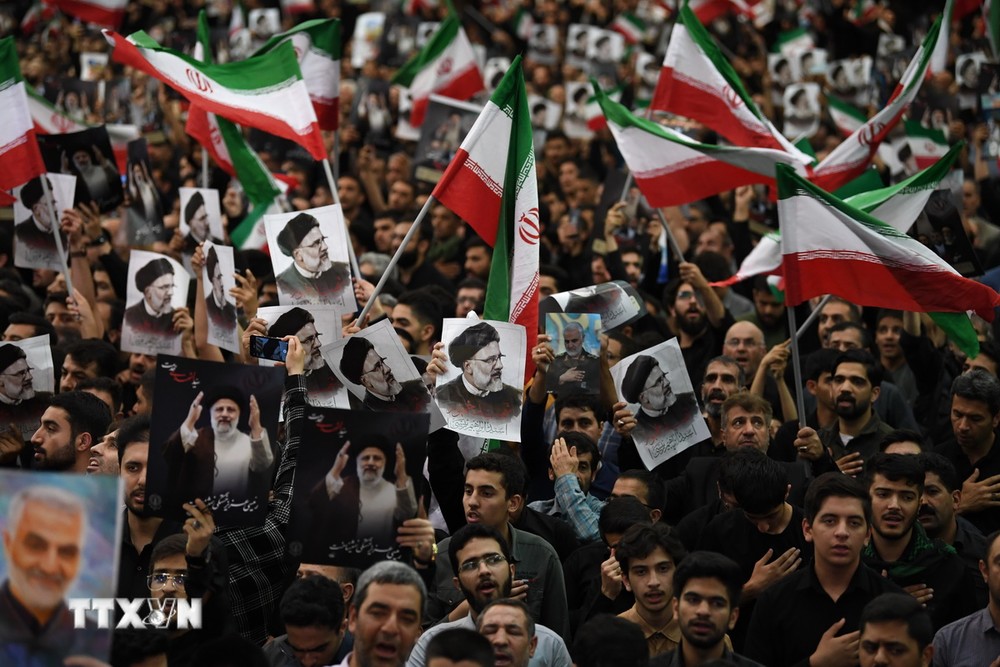 Người dân Iran đưa tiễn cố Tổng thống Ebrahim Raisi cùng đoàn tháp tùng tại Tehran, ngày 22/5/2024. (Ảnh: THX/TTXVN)
