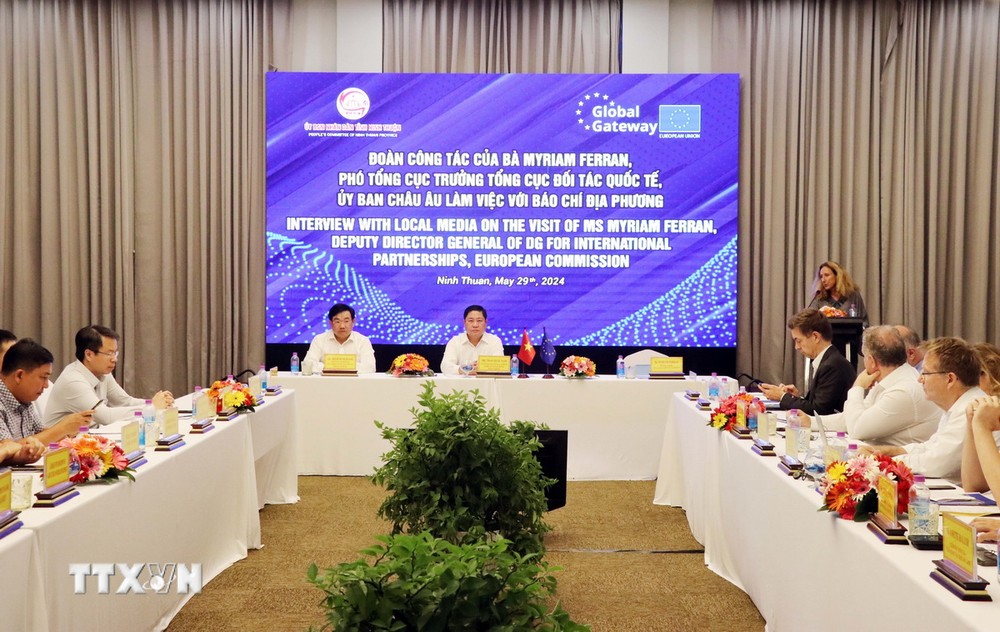 Quang cảnh buổi Đoàn công tác của Ủy ban châu Âu thông tin đến các cơ quan thông tấn, báo chí về Chiến lược Cửa ngõ Toàn cầu của EU đang triển khai tại Việt Nam. (Ảnh: Công Thử/TTXVN)