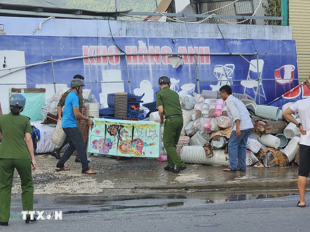 Vận chuyển đồ nhựa ra khỏi kho hàng. (Ảnh TTXVN phát)