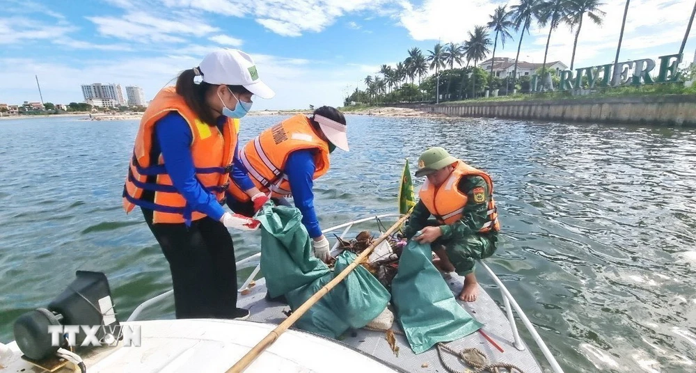 Đồn Biên phòng Nhật Lệ cũng hỗ trợ 1 canô và huy động 2 tàu thuyền của người dân địa phương cùng tham gia hoạt động vớt rác trên sông Nhật Lệ. (Ảnh: Võ Dung/TTXVN)