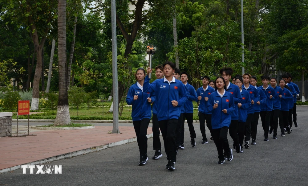 Đoàn VĐV rước đuốc xuất phát từ Bảo tàng Hồ Chí Minh chi nhánh Quân khu 5 (thành phố Đà Nẵng). (Ảnh: Văn Dũng/TTXVN)