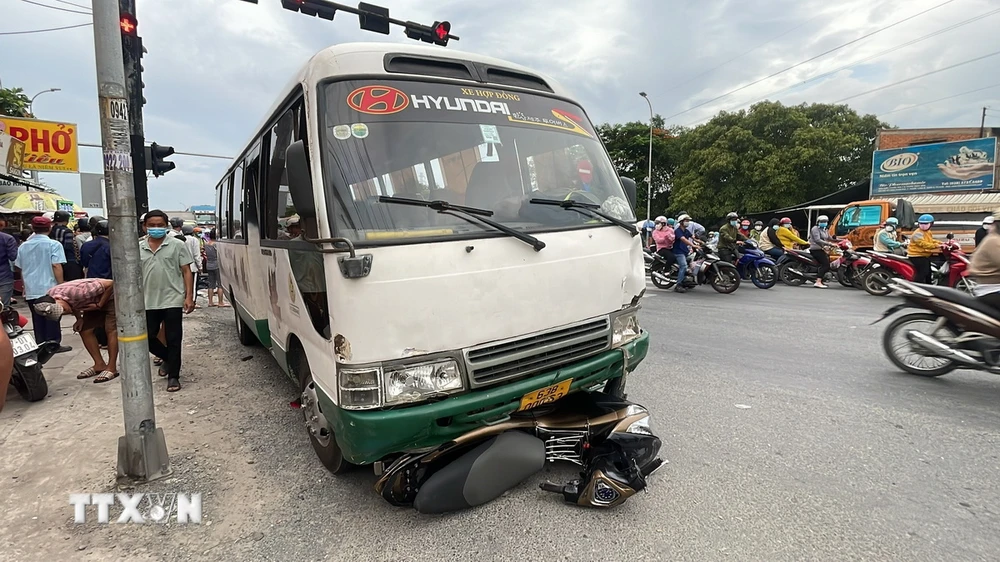 Xe khách đâm hàng loạt xe máy, một người tử vong tại chỗ. (Ảnh: TTXVN phát)