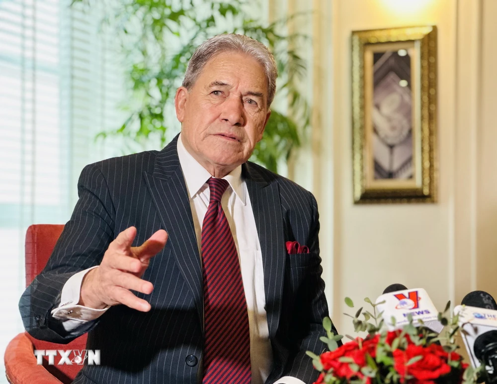 Phó Thủ tướng, Bộ trưởng Ngoại giao New Zealand Winston Peters trả lời phỏng vấn. (Ảnh: Việt Đức/TTXVN)