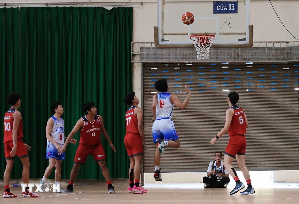 Trận thi đấu chung kết bóng rổ nam giữa đội Indonesia (áo đỏ) gặp đội Philippines (trắng xanh). (Ảnh: Trần Lê Lâm/TTXVN)