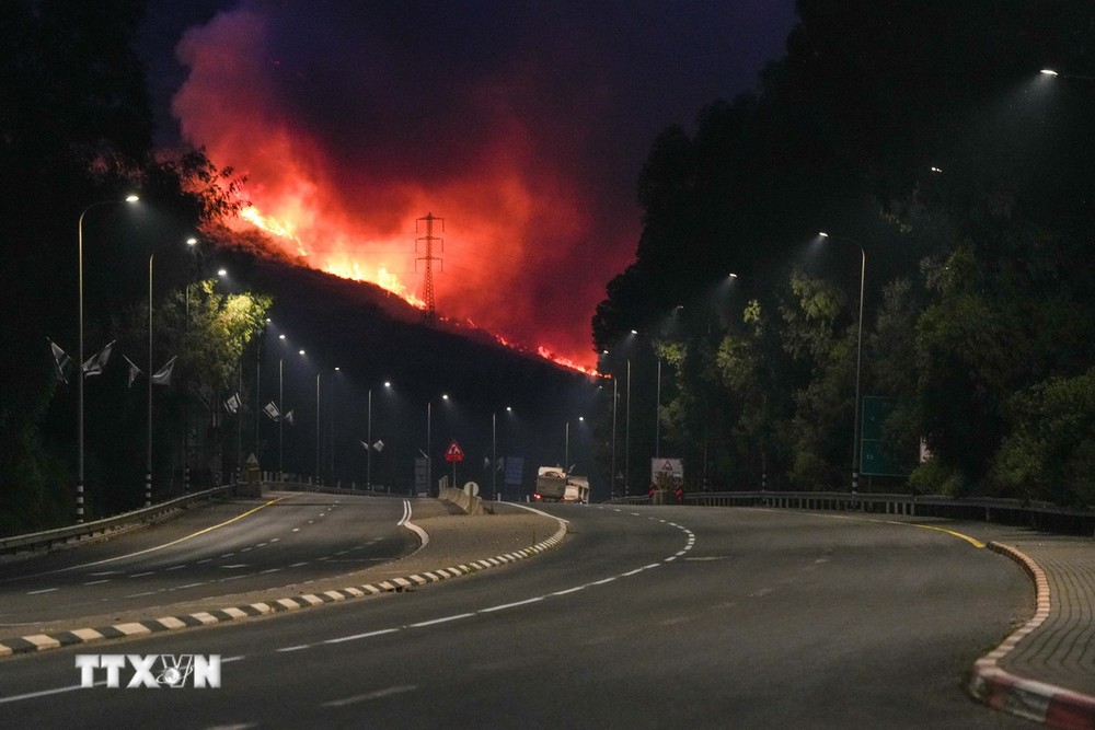 Đám cháy bùng phát ở Kiryat Shmona, miền Bắc Israel, sau các vụ tấn công bằng tên lửa từ Liban ngày 3/6/2024. (Ảnh: THX/TTXVN)