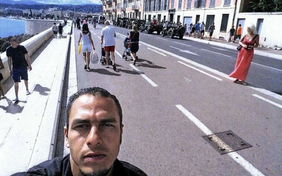 Chỉ vài giờ trước vụ tấn công, Mohamed Lahouaiej Bouhlel đã chụp ảnh selfie trên đường Promenade des Anglais. (Nguồn: leparisien.fr)