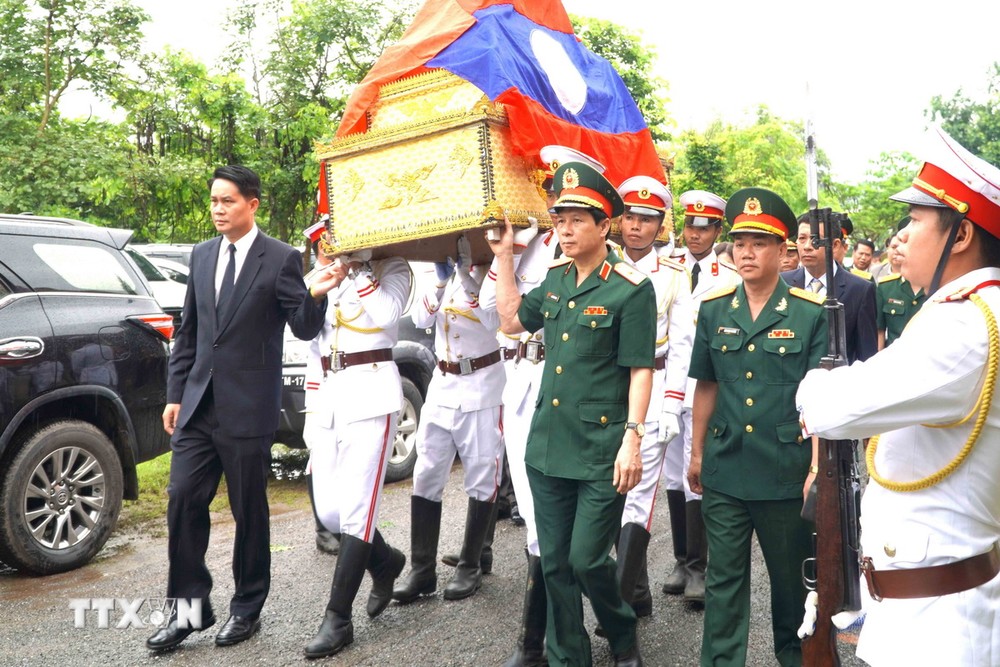 Lễ tiễn đưa hài cốt các anh hùng liệt sỹ hy sinh tại Lào về với đất Mẹ. (Ảnh: Đỗ Bá Thành/TTXVN)