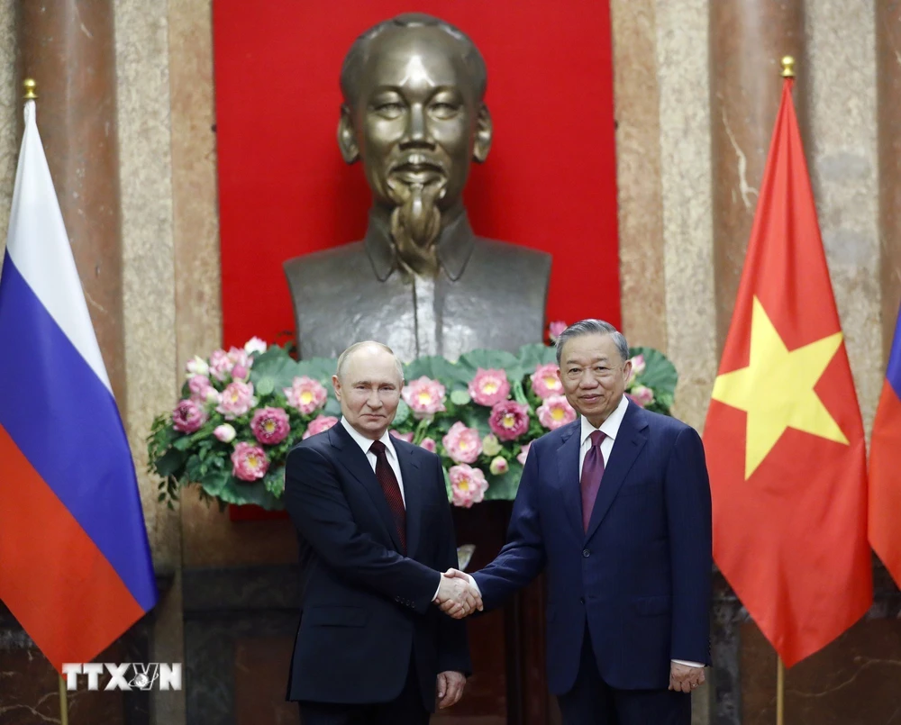 Chủ tịch nước Tô Lâm và Tổng thống Liên bang Nga Vladimir Putin chụp ảnh chung. (Ảnh: Nhan Sáng/TTXVN)