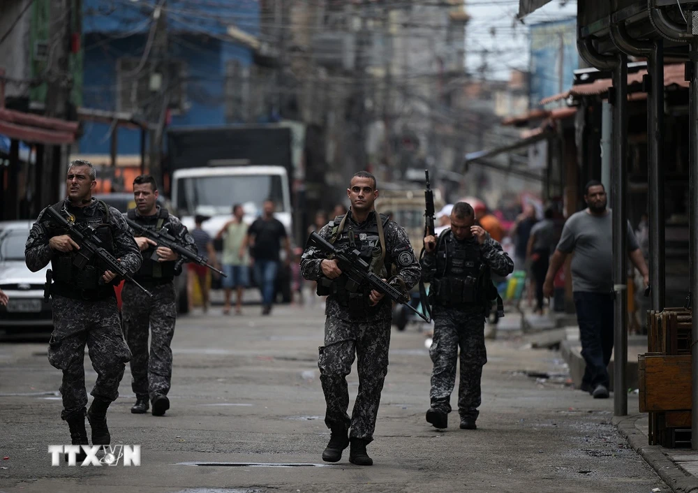 Cảnh sát Brazil tuần tra trên đường phố tại Rio de Janeiro ngày 9/10/2023. (Ảnh minh họa: AFP/TTXVN)