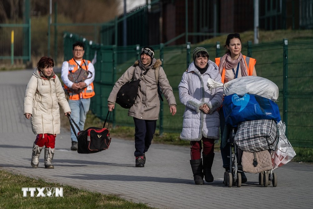 Người dân Ukraine sơ tán tránh xung đột sang Medyka, Ba Lan ngày 7/4/2022. (Ảnh: AFP/TTXVN)