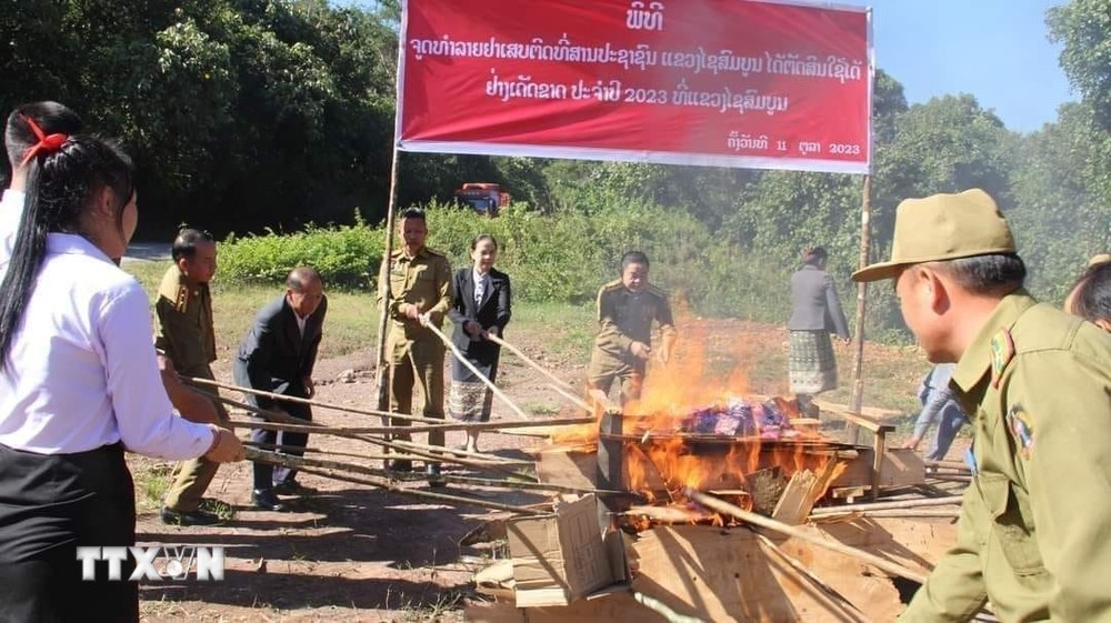 Lực lượng chức năng tỉnh Xaysomboun, Bắc Lào tiêu hủy ma túy. (Ảnh: TTXVN phát)