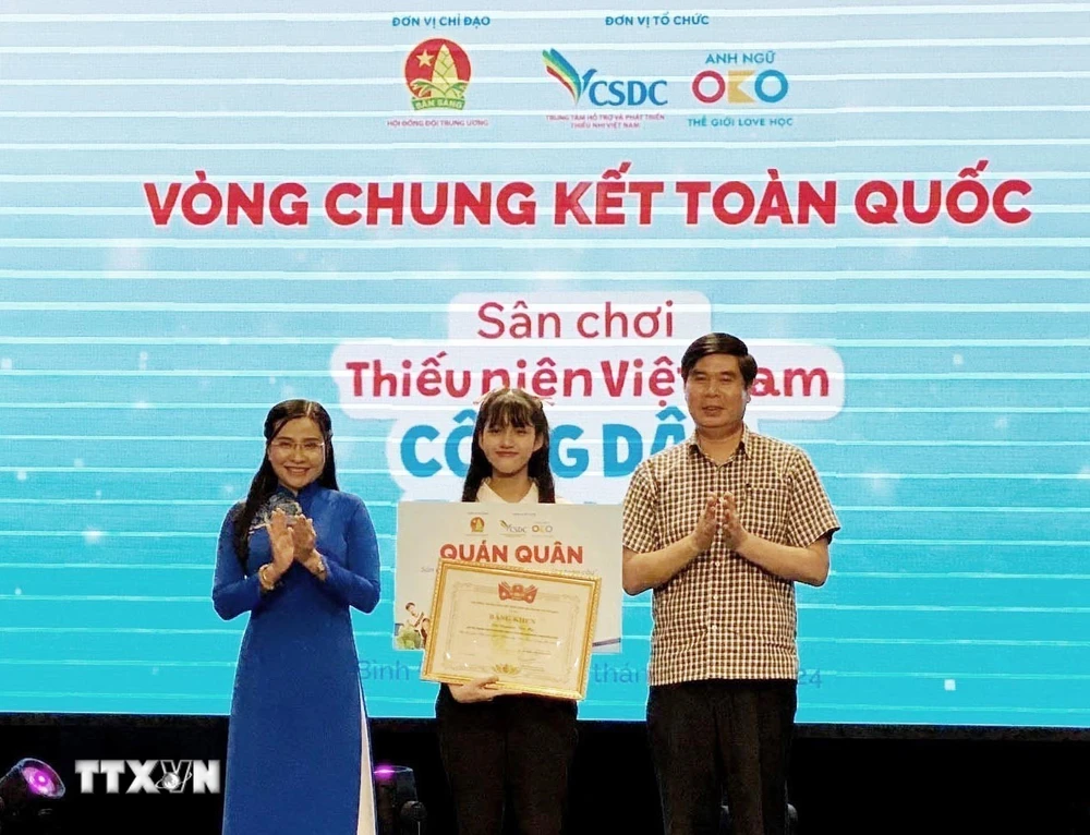 Trao giải Nhất cho em Nguyễn Trà My, lớp 7B1, Trường THCS Vinschool Times City, quận Hoàng Mai, thành phố Hà Nội. (Ảnh: Lê Phước Ngọc/TTXVN)