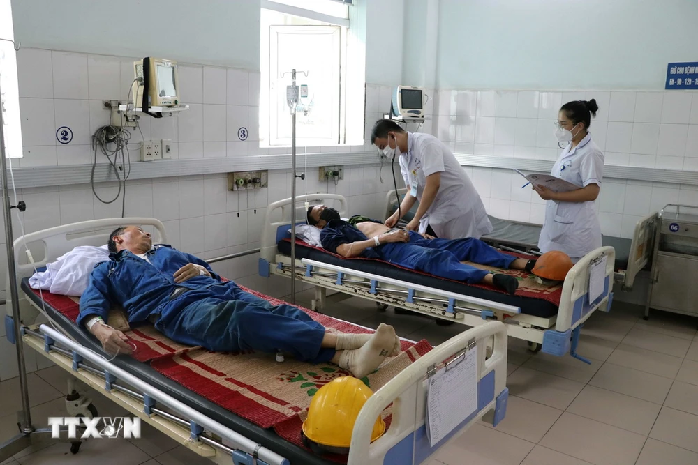 Các bệnh nhân được cấp cứu tại Bệnh viện Hữu Nghị Việt Tiệp. (Ảnh: Hoàng Ngọc/TTXVN)